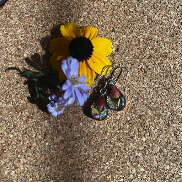 Flower bud resin earrings - Picture 1 of 1